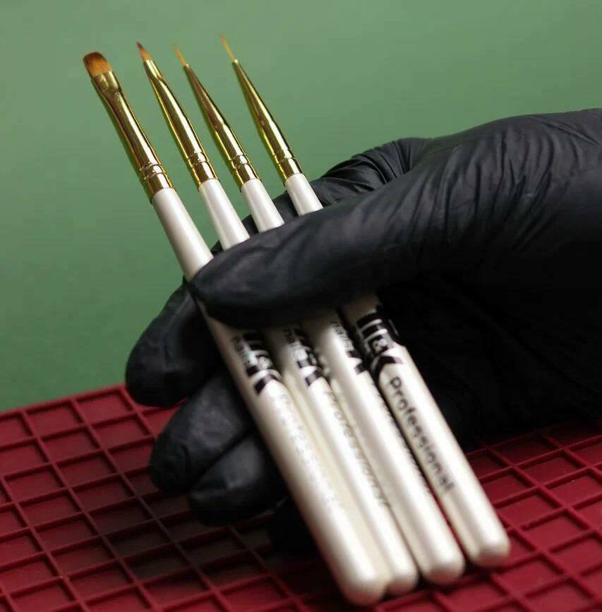 Кисть сбелая с золотым колпачком